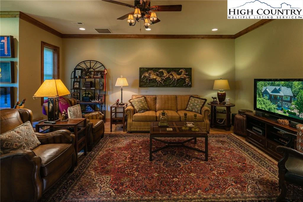 Image number 8 for the current listing
