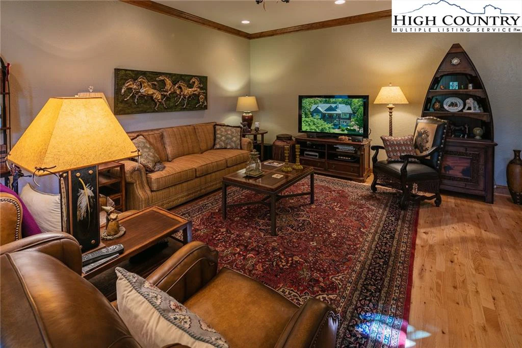 Image number 9 for the current listing