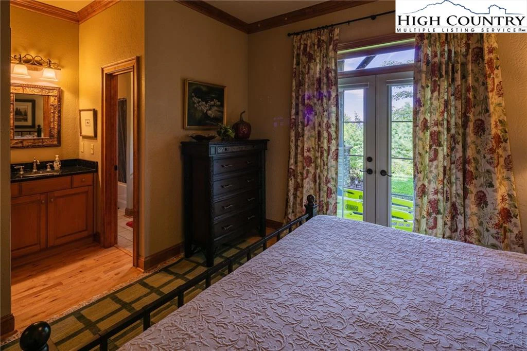 Image number 2 for the current listing
