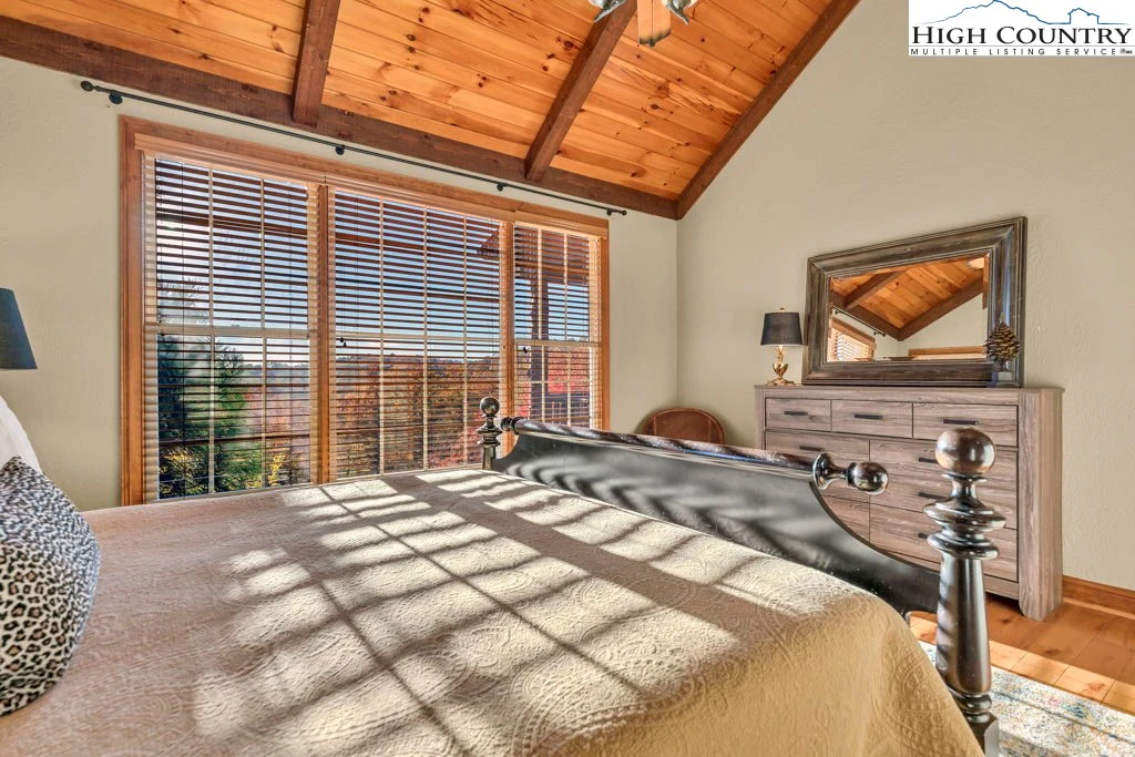 Image number 4 for the current listing