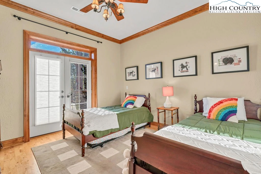 Image number 14 for the current listing