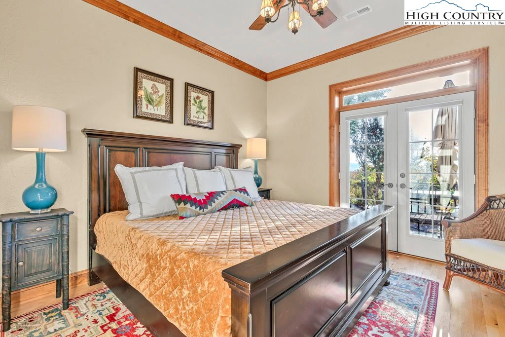 Image number 11 for the current listing