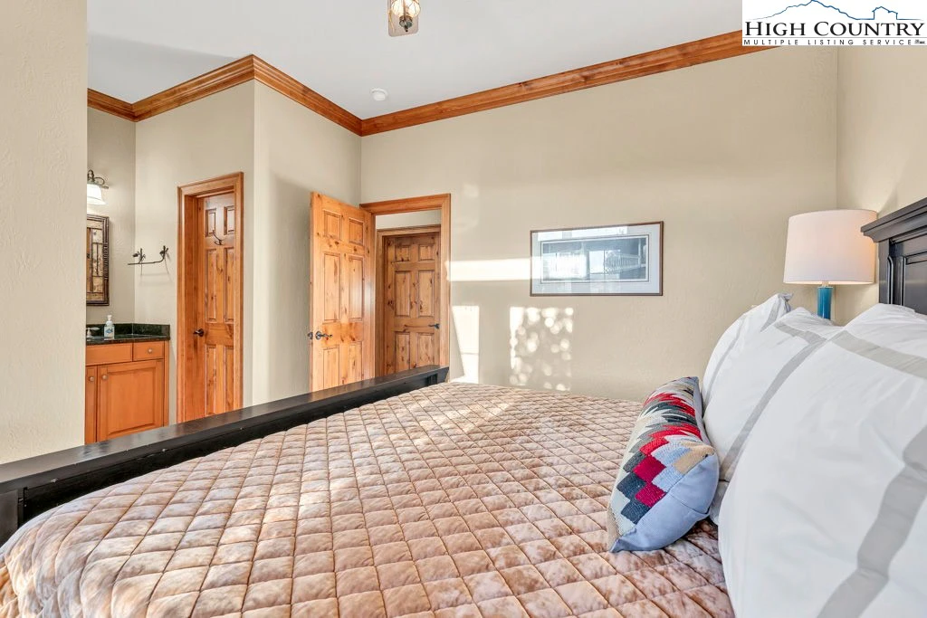 Image number 2 for the current listing