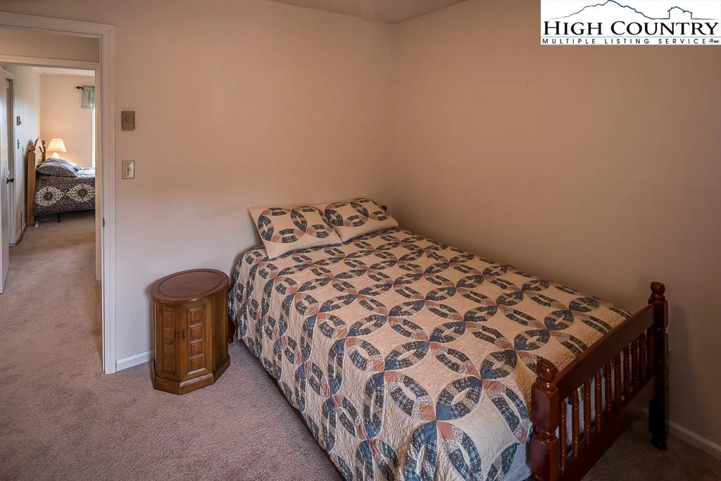 Image number 4 for the current listing