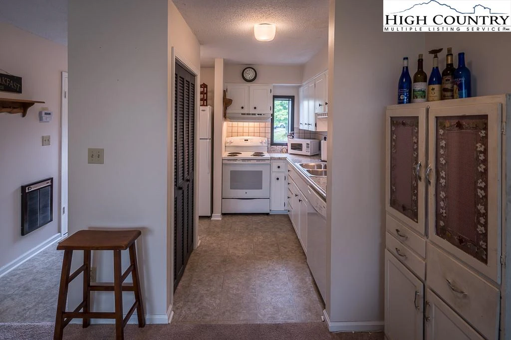Image number 11 for the current listing