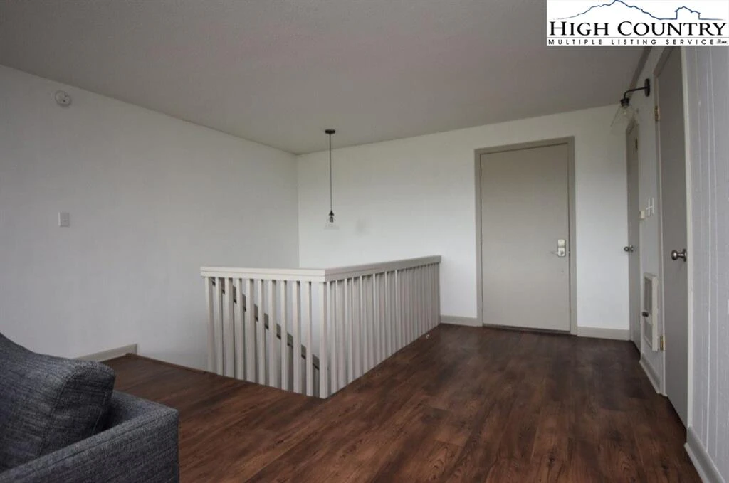 Image number 4 for the current listing