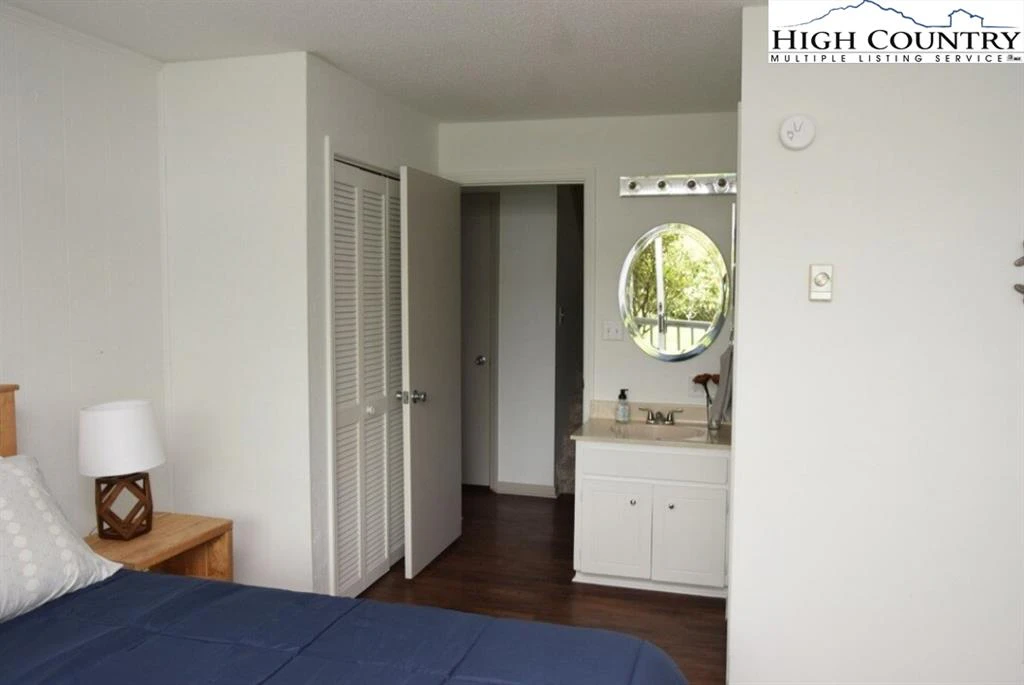 Image number 9 for the current listing