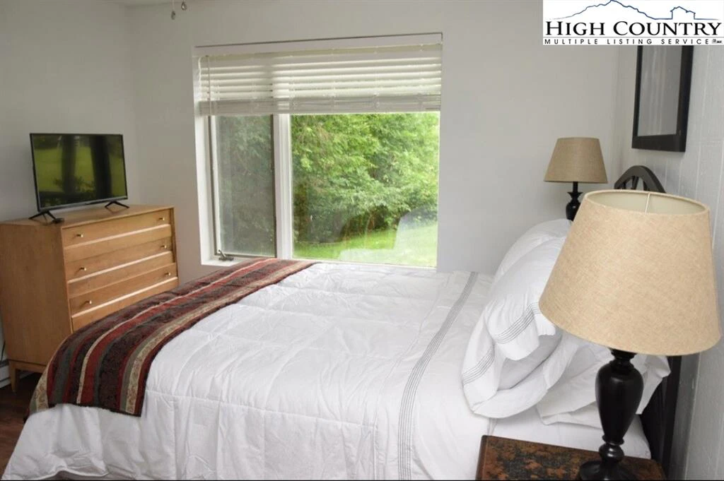 Image number 13 for the current listing