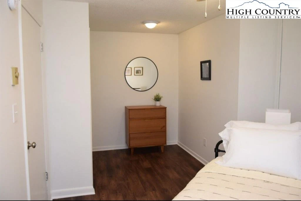 Image number 14 for the current listing