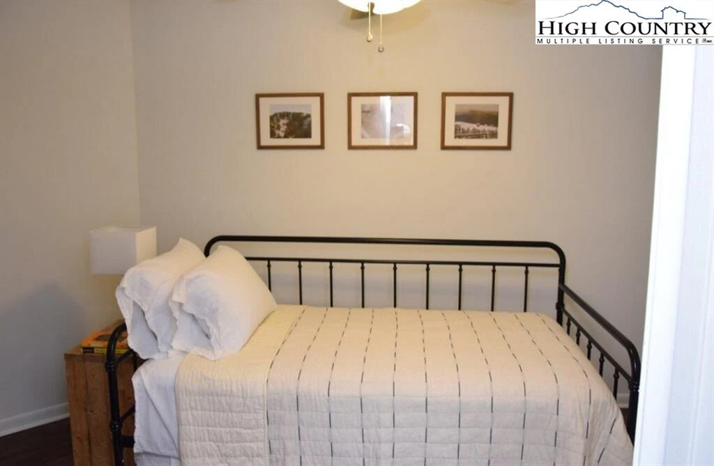 Image number 15 for the current listing