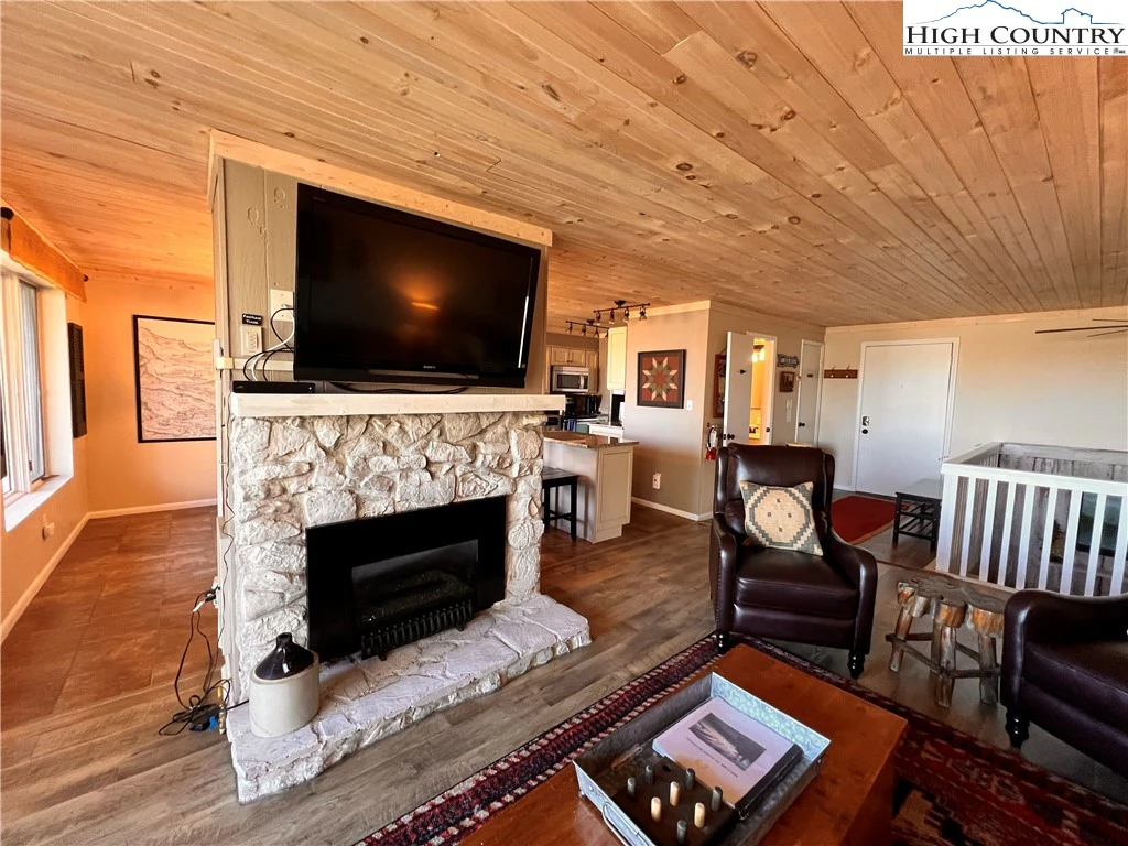 Image number 19 for the current listing