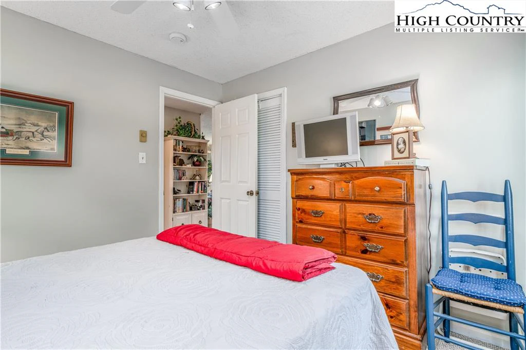 Image number 3 for the current listing