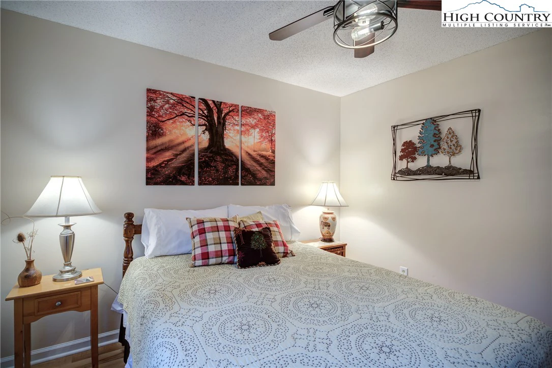 Image number 3 for the current listing