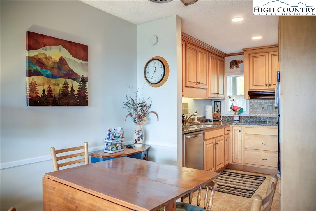Image number 34 for the current listing