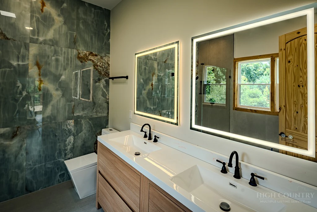 Image number 9 for the current listing