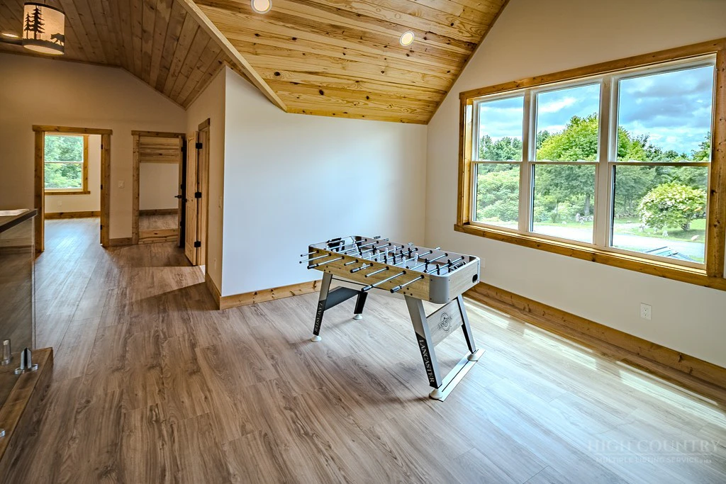Image number 19 for the current listing
