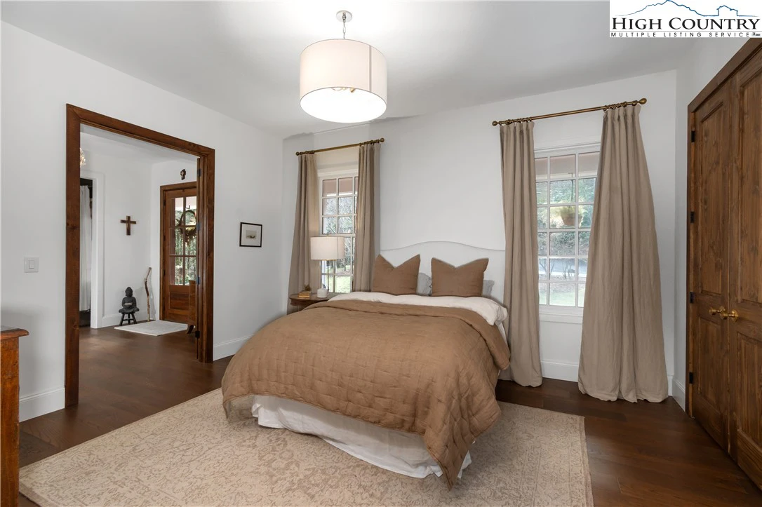 Image number 3 for the current listing