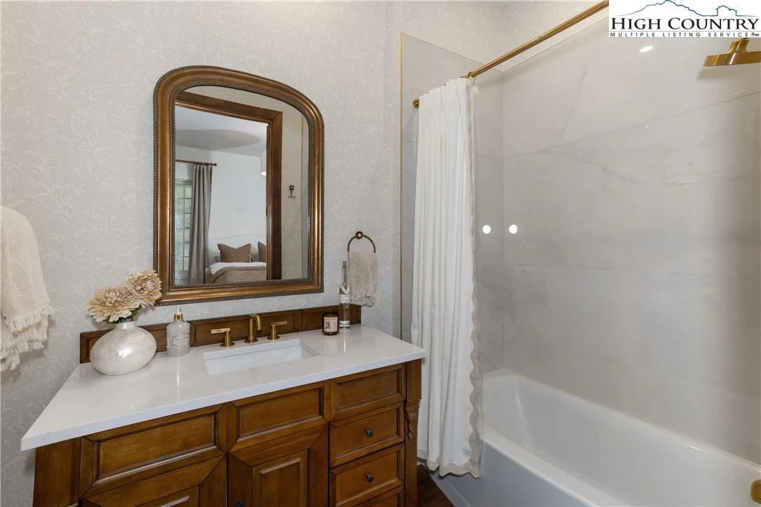 Image number 4 for the current listing