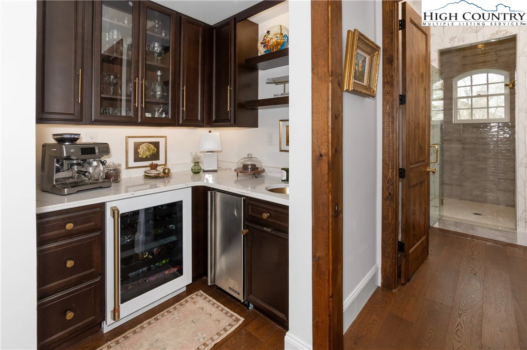 Image number 5 for the current listing