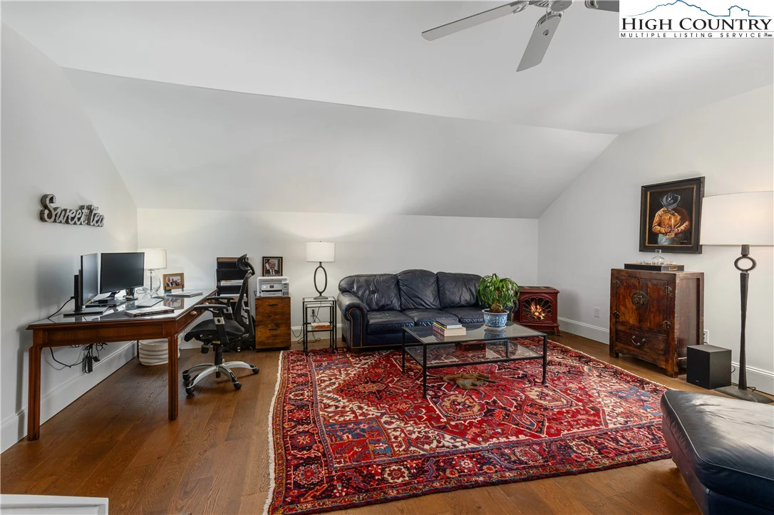 Image number 9 for the current listing