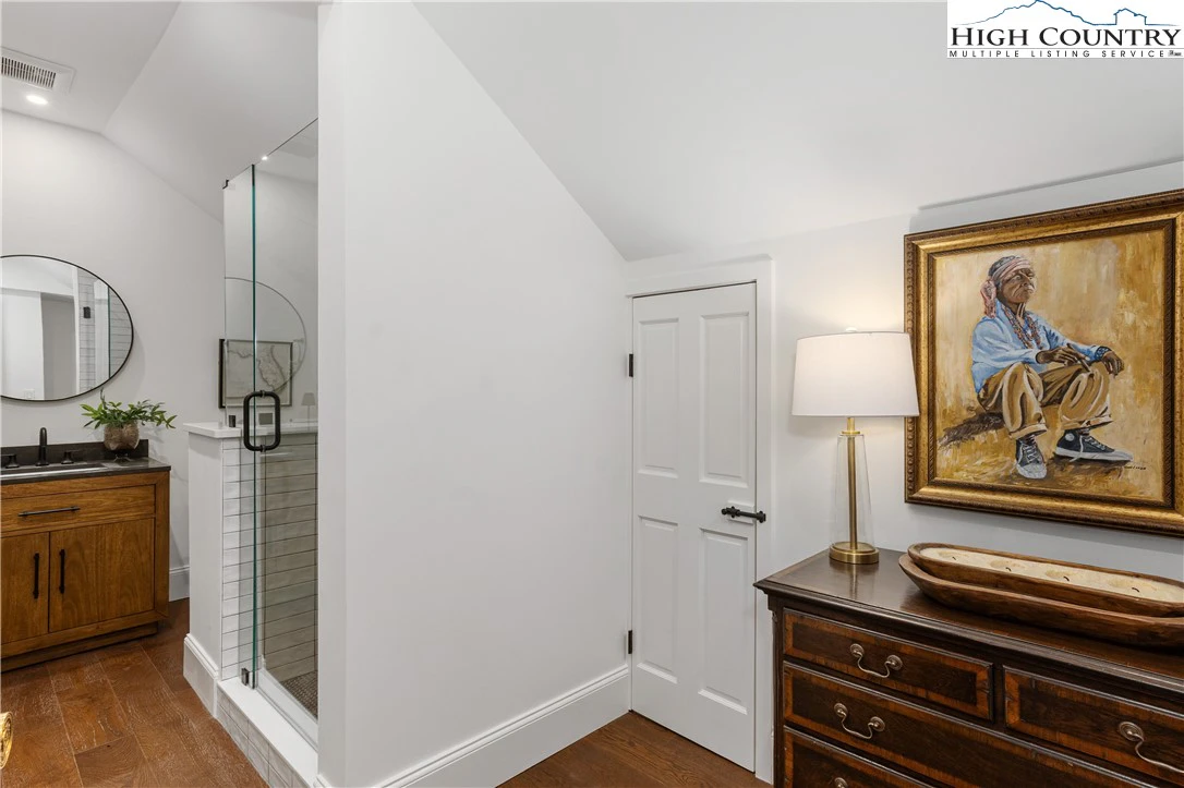 Image number 11 for the current listing