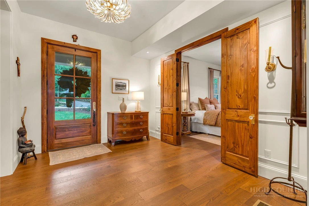 Image number 10 for the current listing
