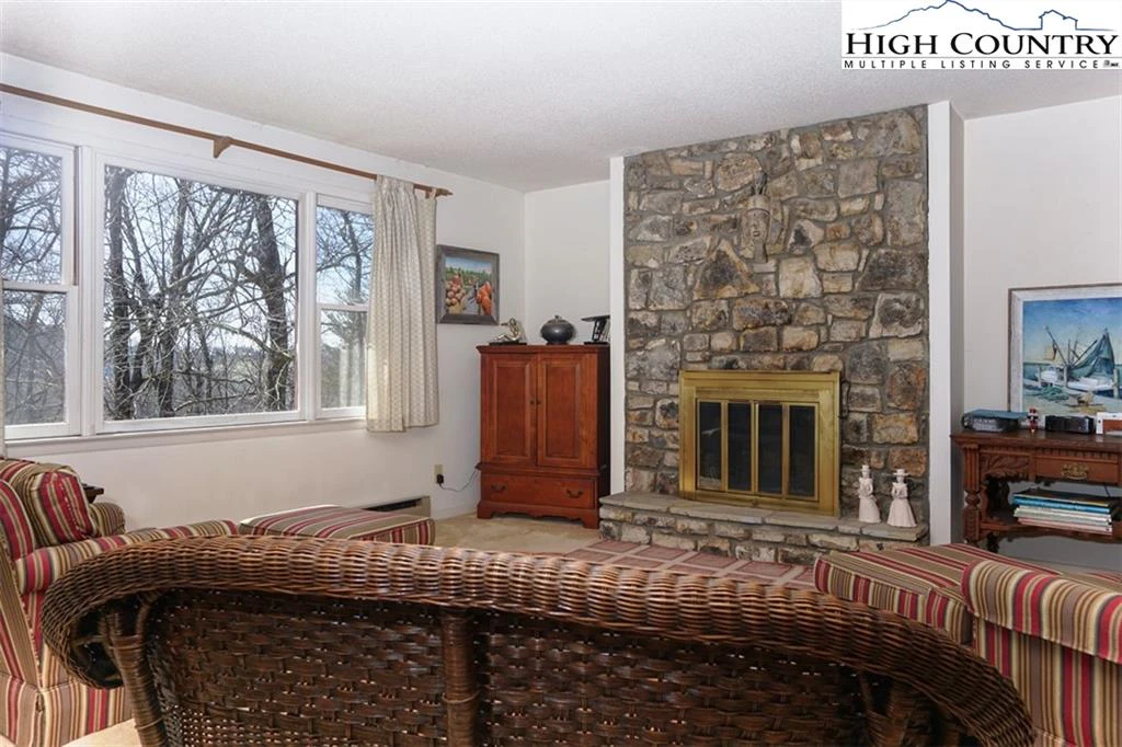 Image number 15 for the current listing