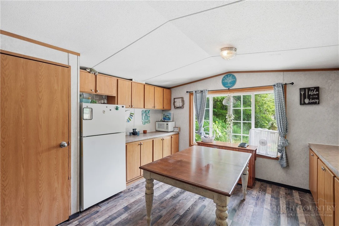 Image number 9 for the current listing