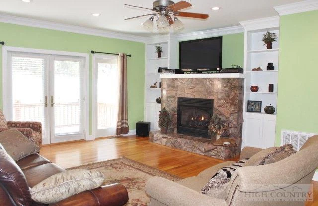 Image number 15 for the current listing