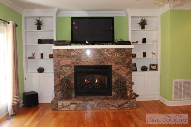 Image number 16 for the current listing