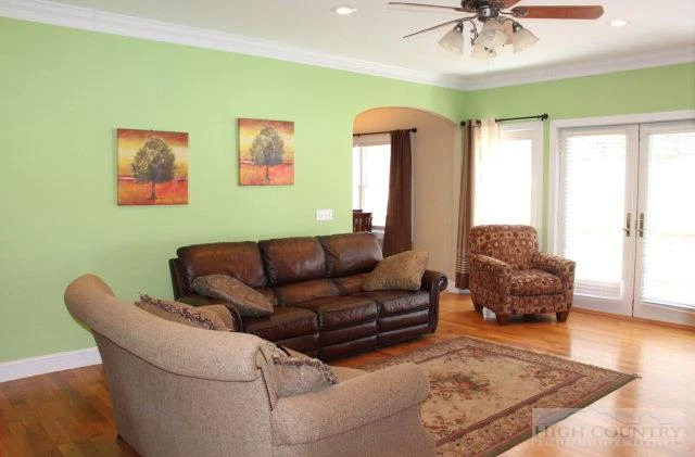 Image number 17 for the current listing