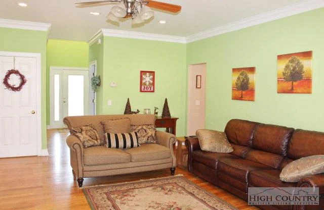 Image number 18 for the current listing