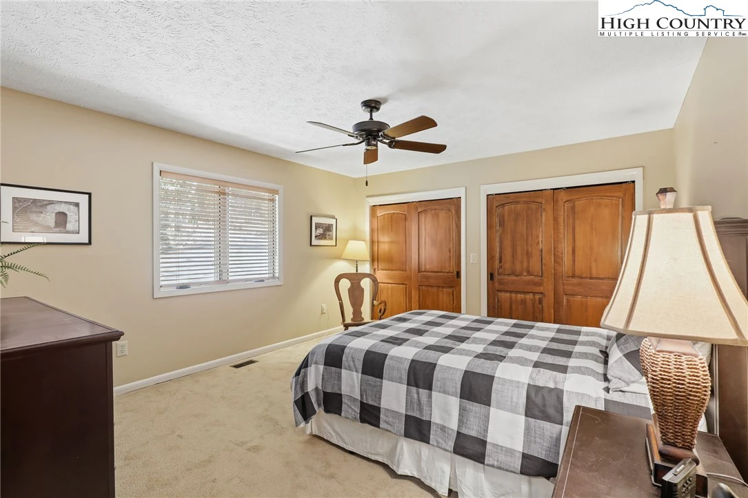 Image number 9 for the current listing