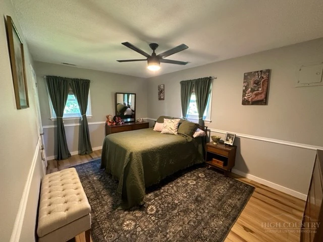 Image number 14 for the current listing