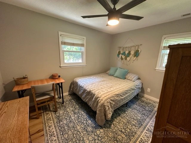 Image number 15 for the current listing