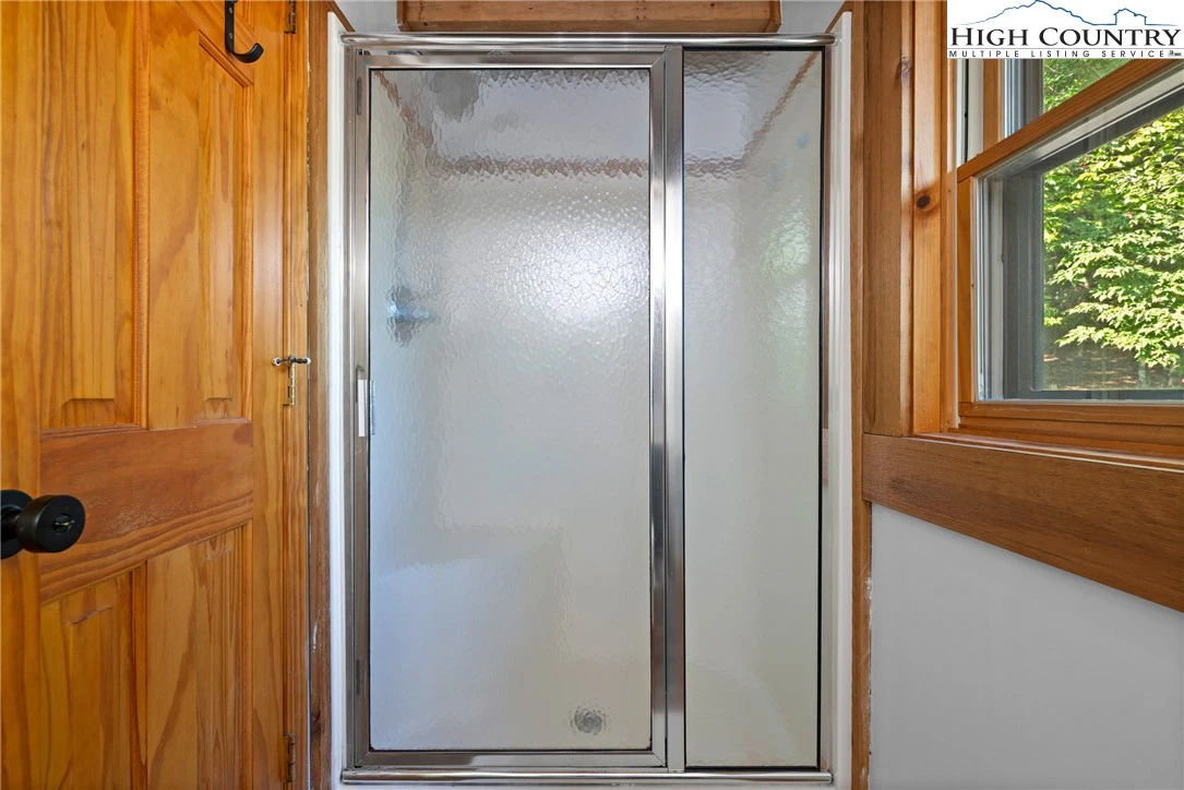 Image number 14 for the current listing