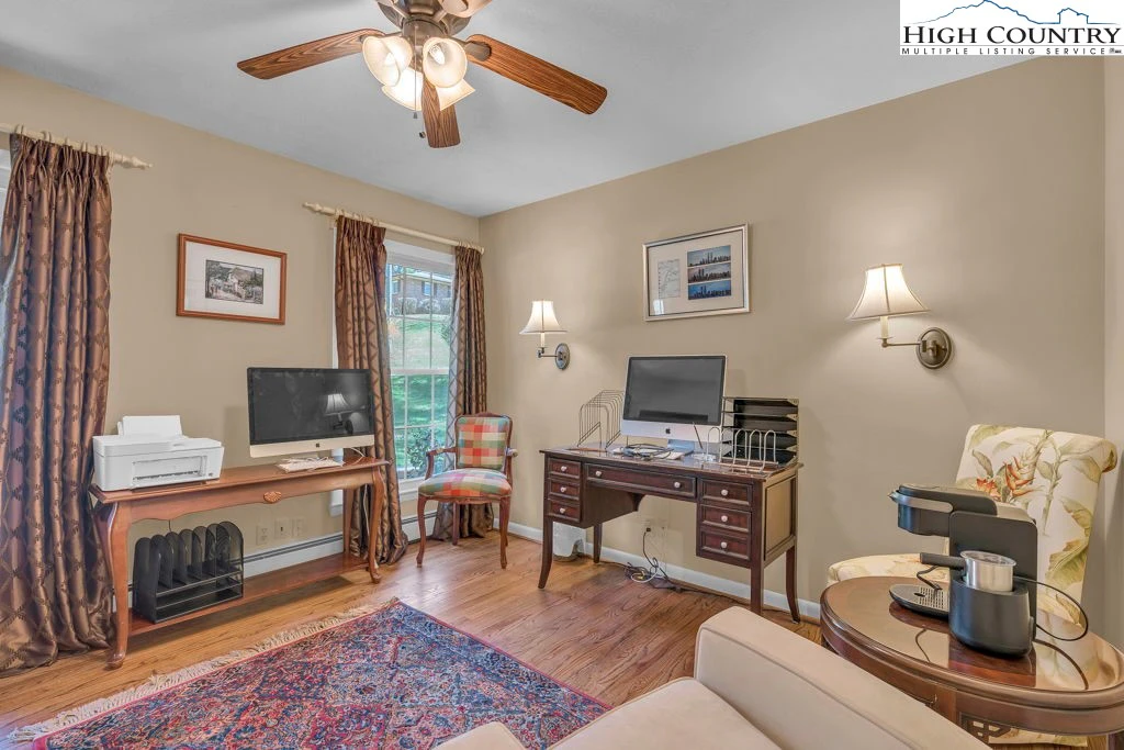 Image number 4 for the current listing