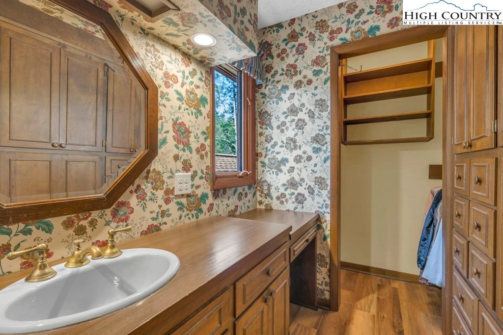 Image number 9 for the current listing