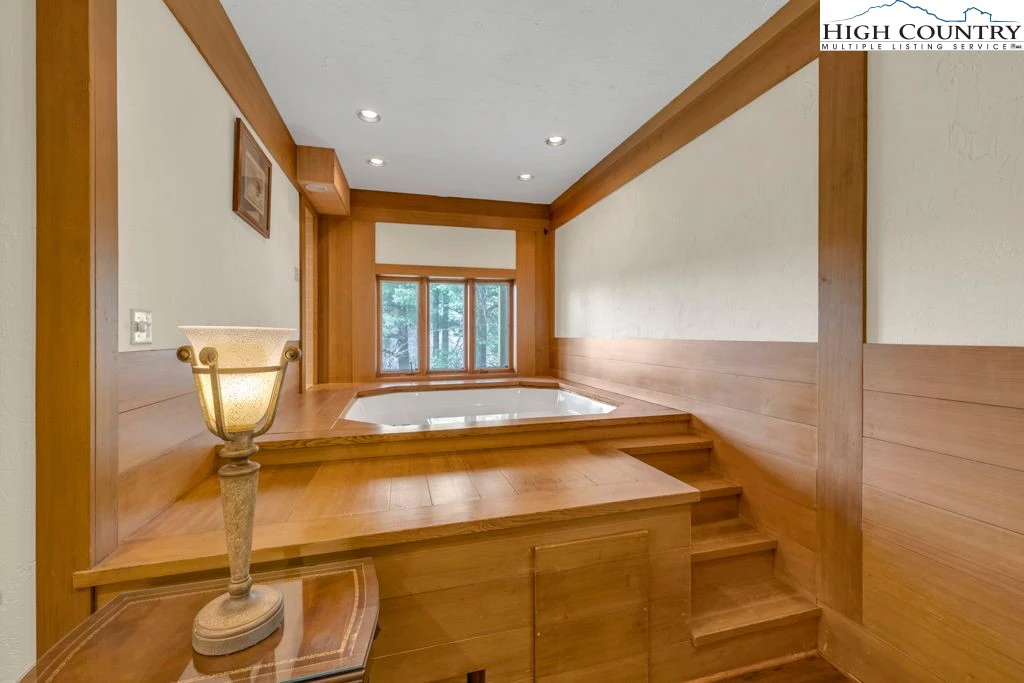 Image number 13 for the current listing