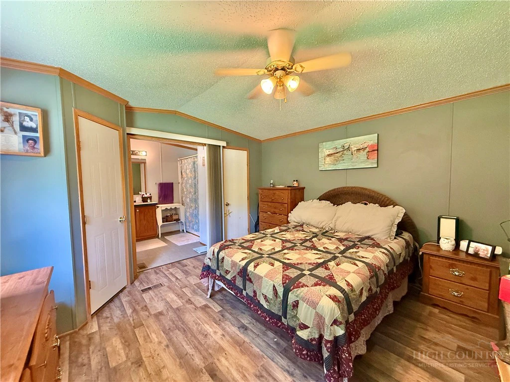 Image number 11 for the current listing