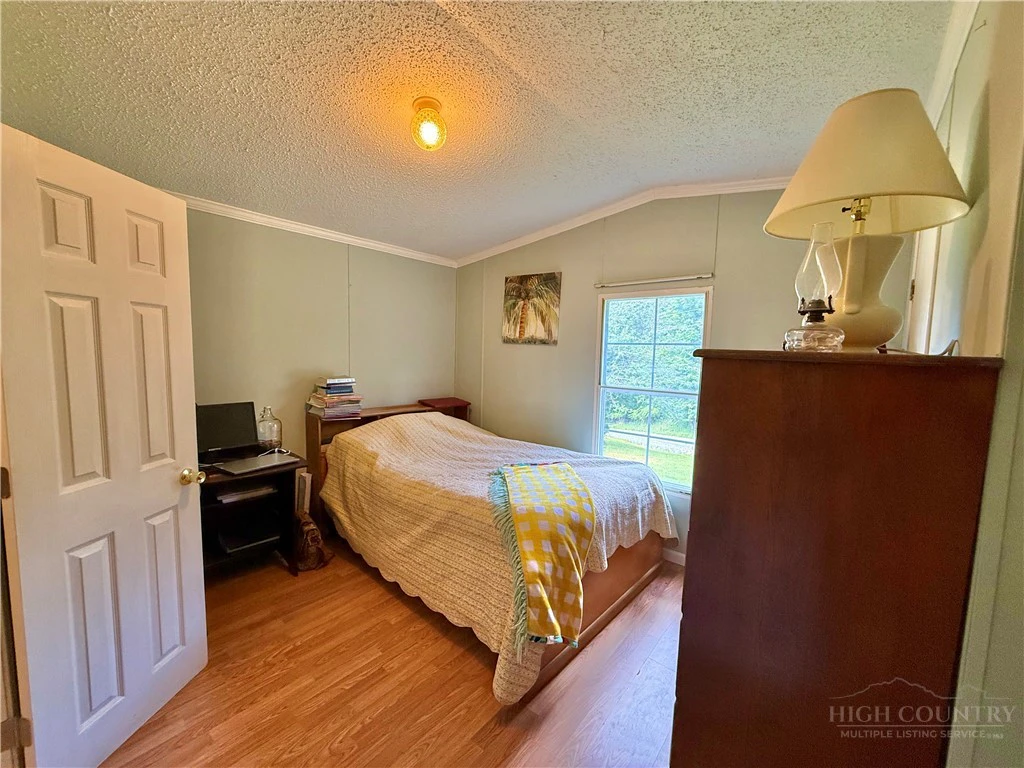 Image number 14 for the current listing