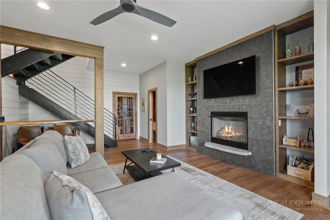 Image number 14 for the current listing