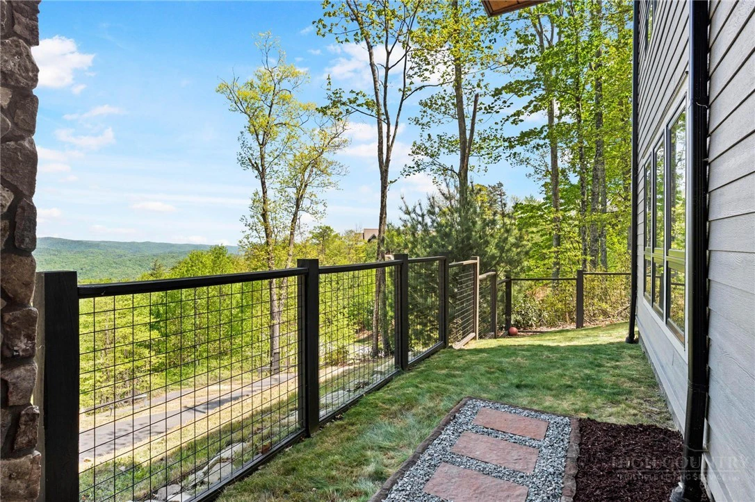 Image number 17 for the current listing