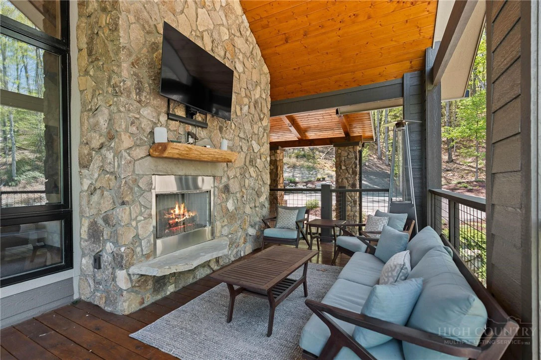 Image number 18 for the current listing