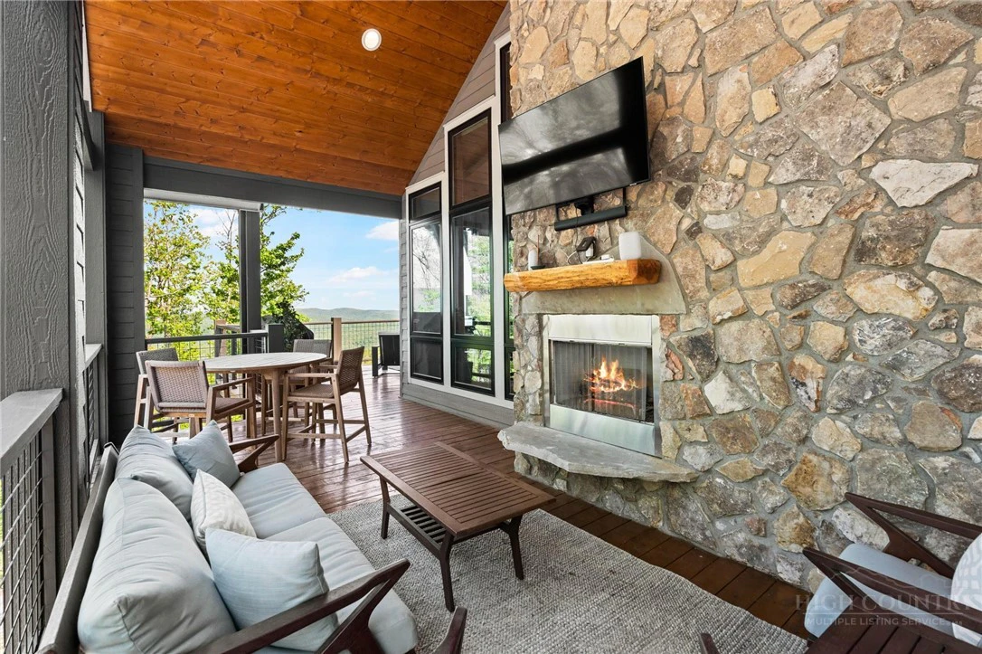 Image number 19 for the current listing