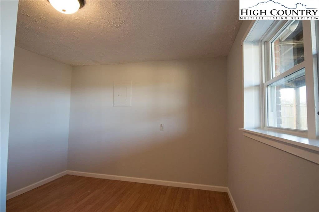 Image number 13 for the current listing