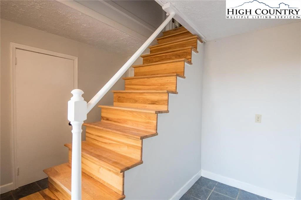 Image number 11 for the current listing