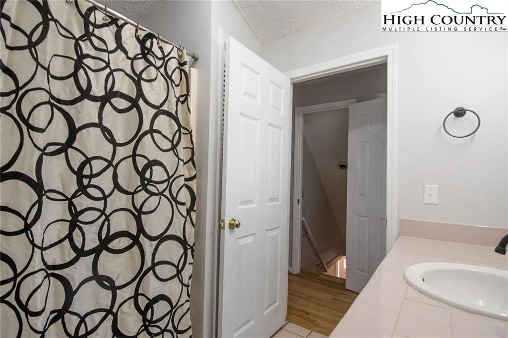 Image number 8 for the current listing