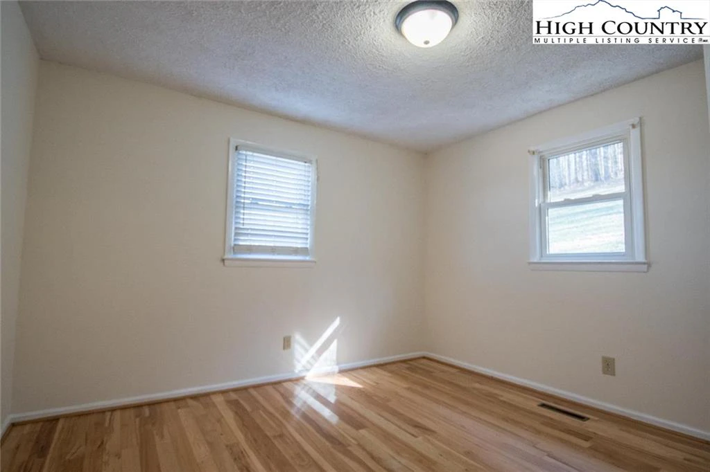 Image number 7 for the current listing