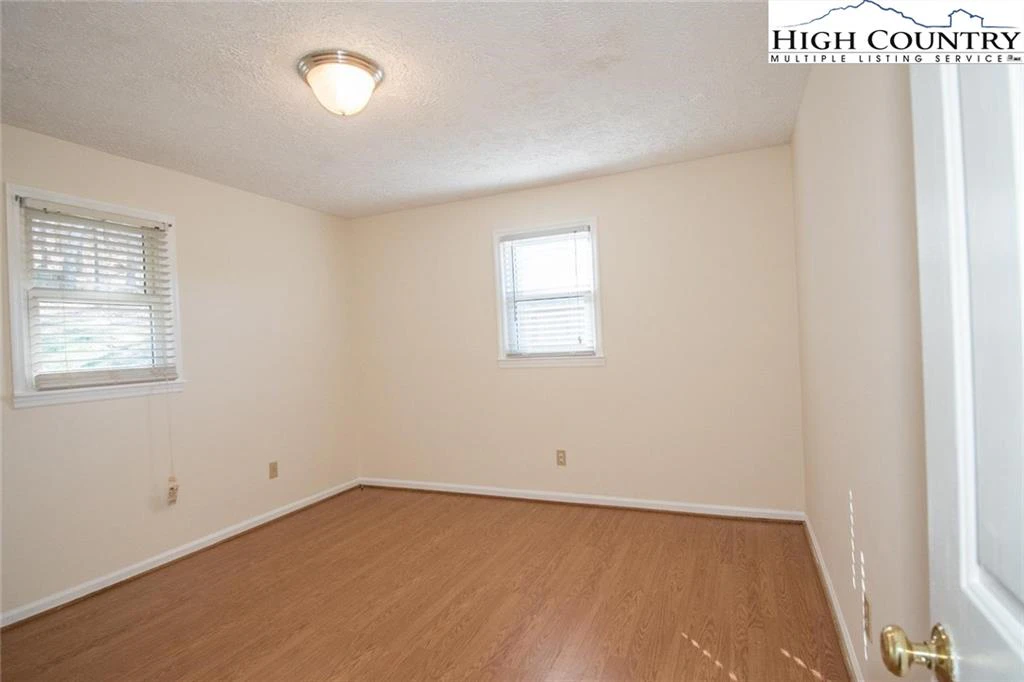 Image number 5 for the current listing